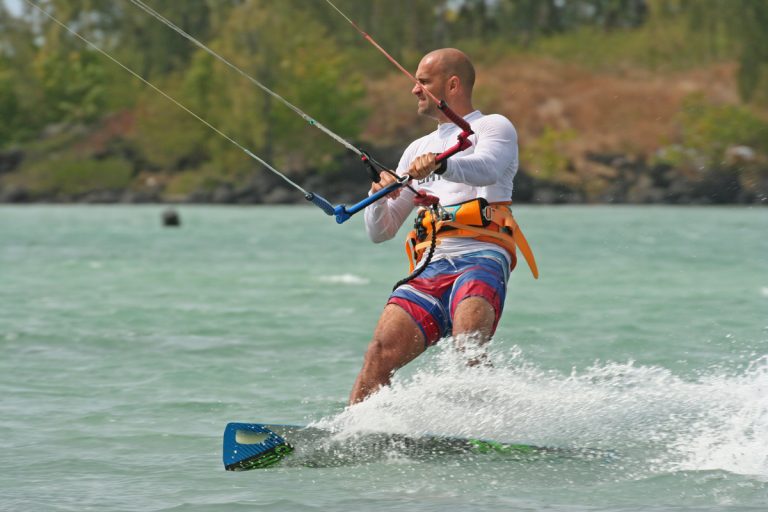 How to Handle a Kite in Flat Waters Properly?